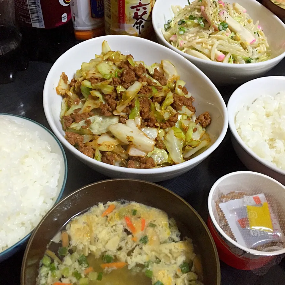 今日の晩ご飯は、肉味噌キャベツ、もやしとかいわれのサラダ、生姜たまごスープ。|ゆえさん