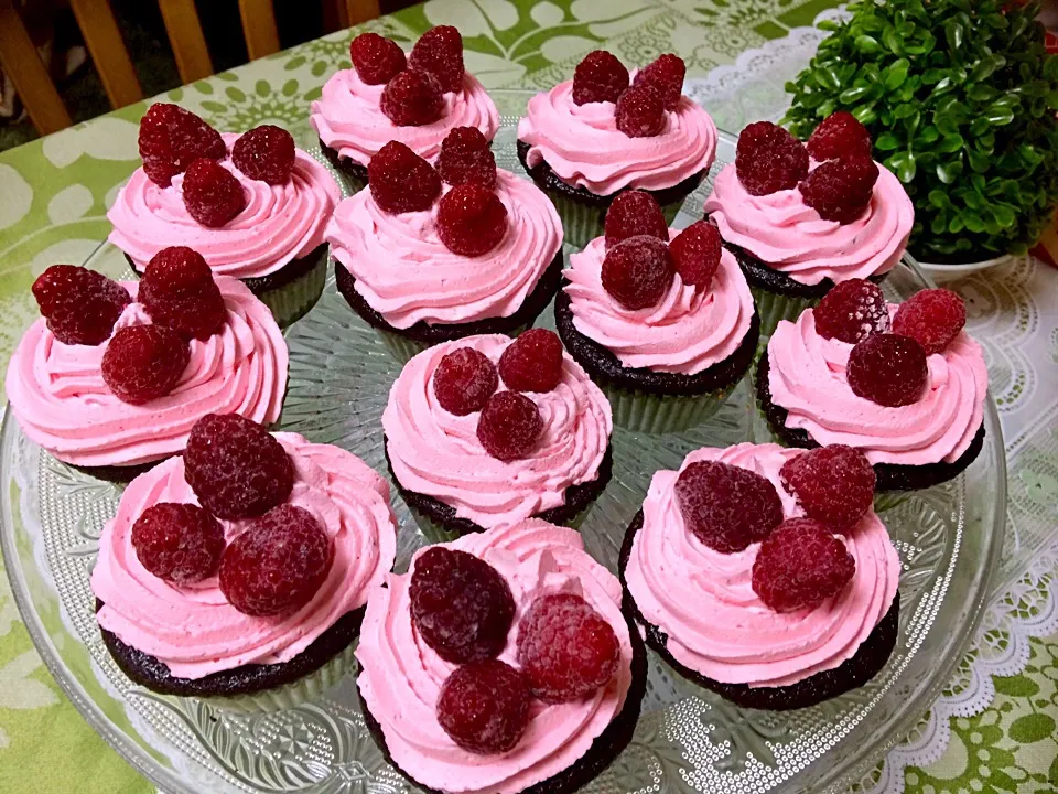 Chocolate cupcakes with raspberry whipped cream frosting and fresh raspberries on the top|Babyluv Cabrera Ocampoさん