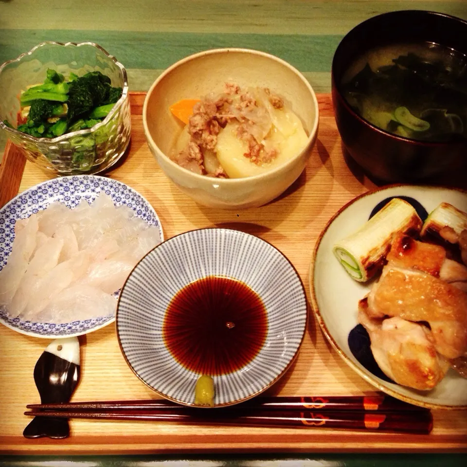 Snapdishの料理写真:的鯛の刺身！美味いから！焼き鳥、肉じゃが、菜の花煮浸し、ワカメ味噌汁|Midoriさん