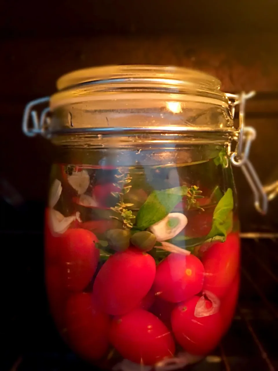 fermenting cherrytomatoes in 3,5 % saltwater|MarcoBavariaさん