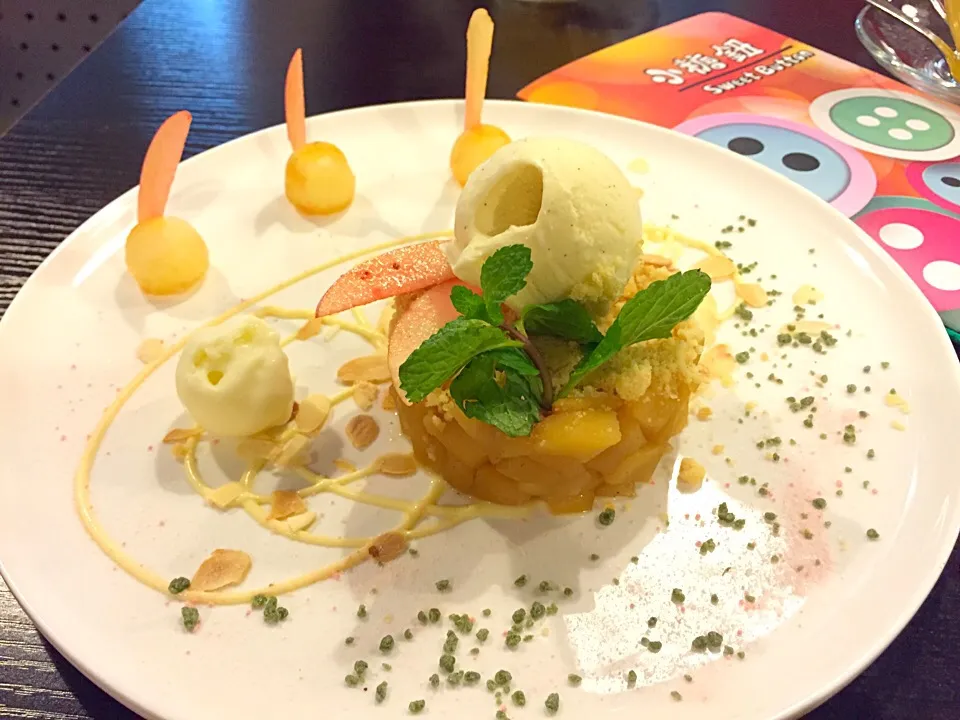 Warm Fuji apple tart with caramelised nuts & vanilla ice cream|Sky Blueさん