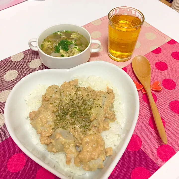 Snapdishの料理写真:海老芋と鶏ひき肉の味噌クリーム丼。ダブル炭水化物（笑）と舞茸スープの見た目地味な晩ご飯|杏さん