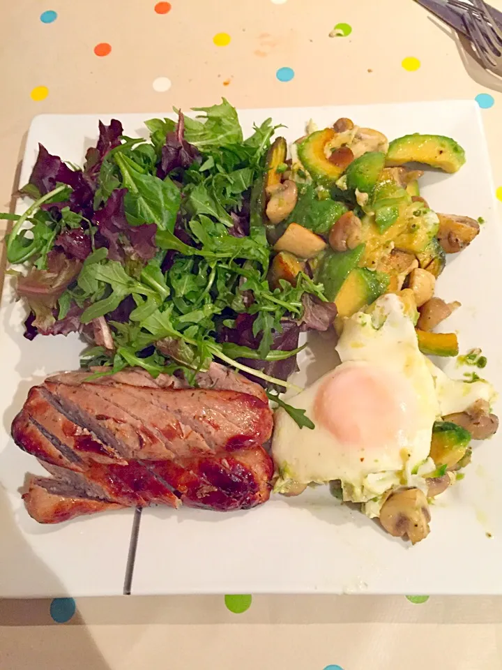 Spicy sausage with avocado mushrooms and fried egg.|Samm Bucaさん