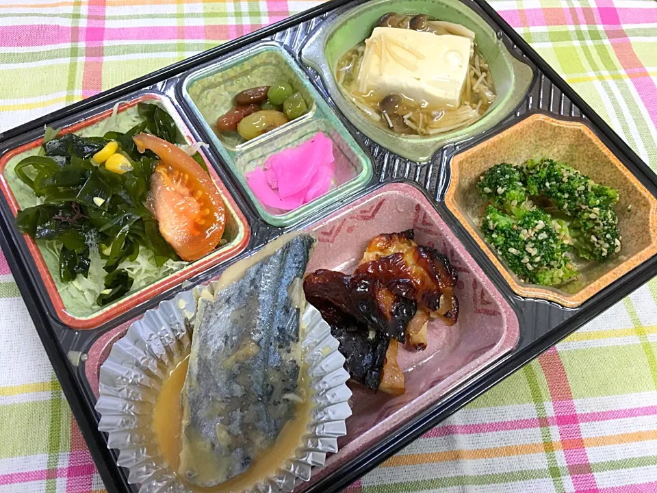 Snapdishの料理写真:骨なし鰆の味噌煮 日替わり弁当 豊川市宅配|Naokazu Kuritaさん