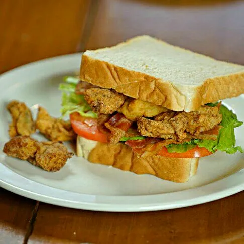 Snapdishの料理写真:💜💛💚Mardi Gras 2016 Weekend & Superbowl 50 Sunday 🏈 💙 🏈 in Louisiana #Party #Holidays/Celebrations 
🎭ZATARAINS FRIED OYSTER BLT SANDWICH🎭 #Seafood #Sandwich #Por|Alisha GodsglamGirl Matthewsさん