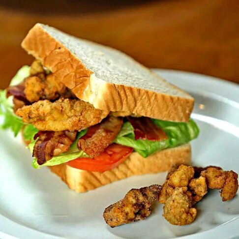 Snapdishの料理写真:💜💛💚Mardi Gras 2016 Weekend & Superbowl 50 Sunday 🏈 💙 🏈 in Louisiana #Party #Holidays/Celebrations 🎭 ZATARAINS FRIED OYSTER BLT🎭 #Seafood #Sandwich #Vegetable #M|Alisha GodsglamGirl Matthewsさん