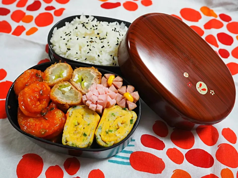 今日のお弁当♪

海老チリ
しらすとしょうがの卵焼き
野菜の残り物でピリ辛肉巻き
ハム＆ウインナー|つくねさん