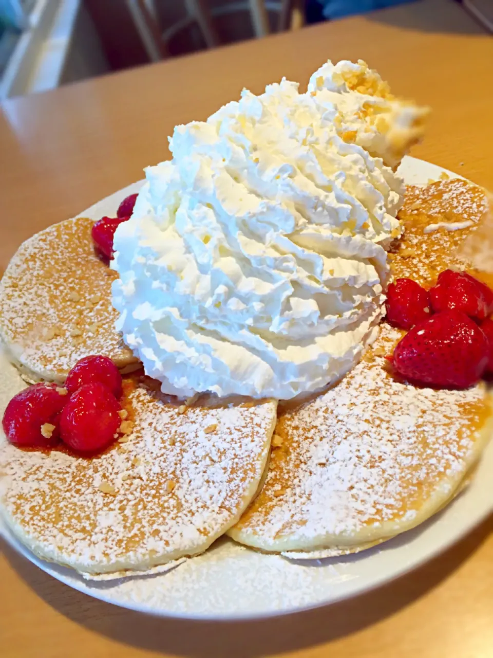 エッグスンシングスのストロベリーパンケーキ(((o(♡´▽`♡)o)))|ぽっちゃんさん