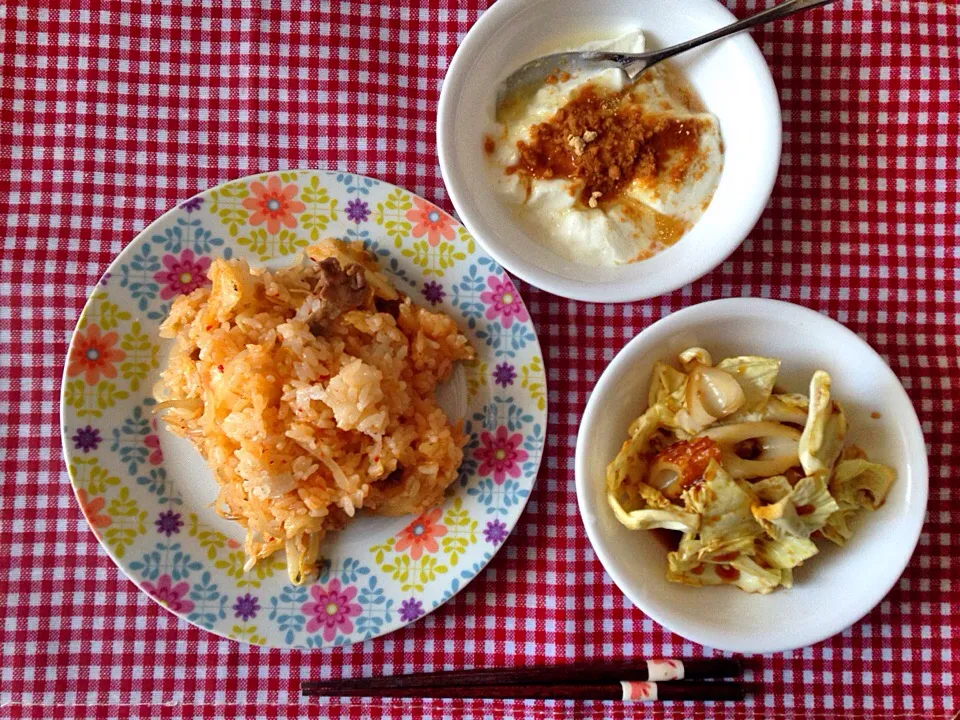 今日の昼ごはん🐵 豚キムチチャーハン 手作り万能タレちくわキャベツ|みかげさん