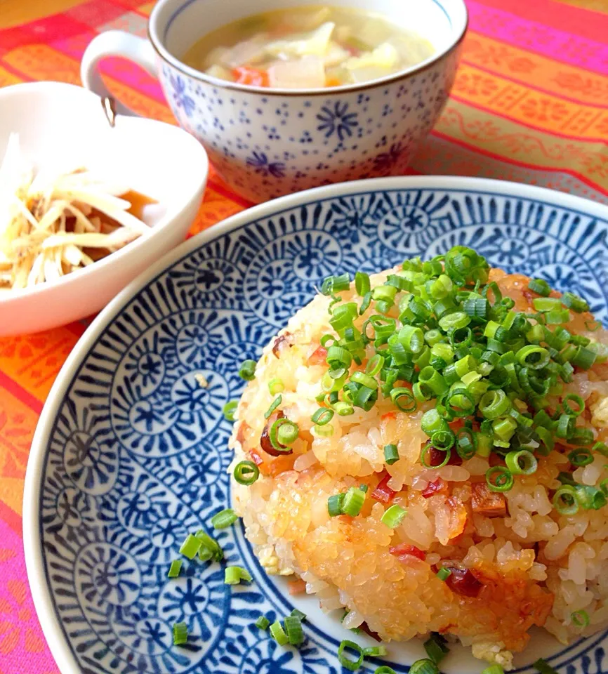 Snapdishの料理写真:簡単ビックリうまうま❤️炊飯器で2度炊き おコゲが香ばし旨い パラパラ炒飯🍥|Hollyさん