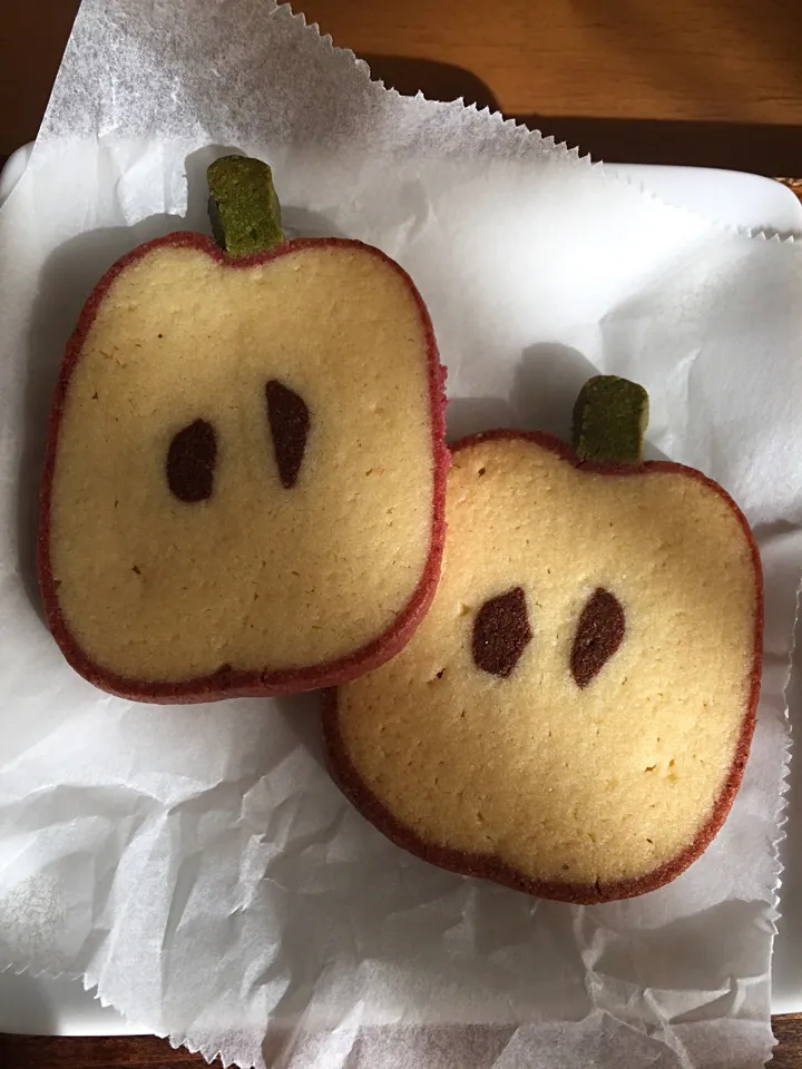 Snapdishの料理写真:『みのたけ製菓のアイスボックスクッキー』昨日のカエル🐸に引き続き…今日は林檎🍎#クッキー|mameさん