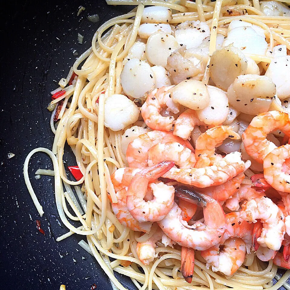 Aglio olio linguine with scallops & prawns 🍝🍴|Trish Wongさん