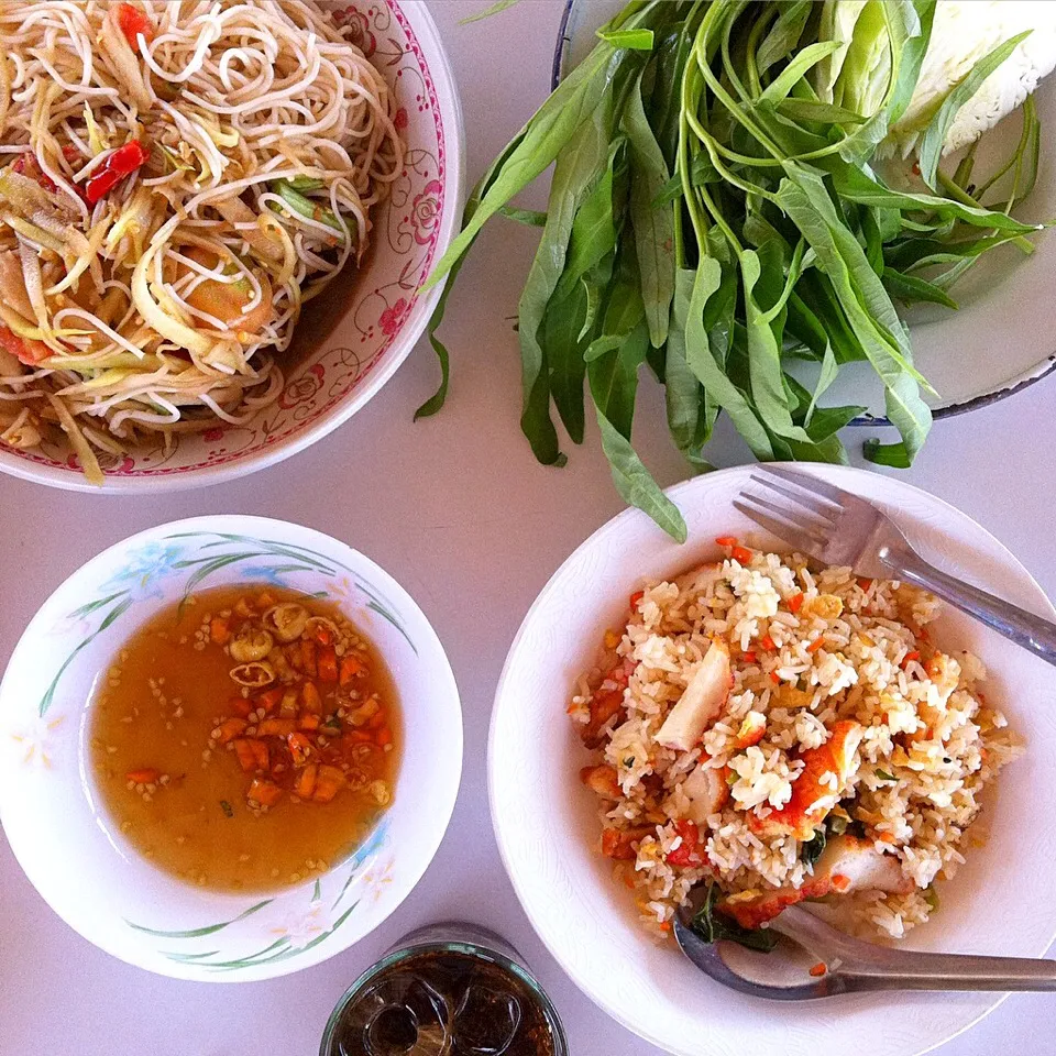 Thai lunch
Som Tum ( papaya salad with rice noodles) 
Fried rice with fresh cabbage, morning glory #eatinthai|Eat in Thaiさん