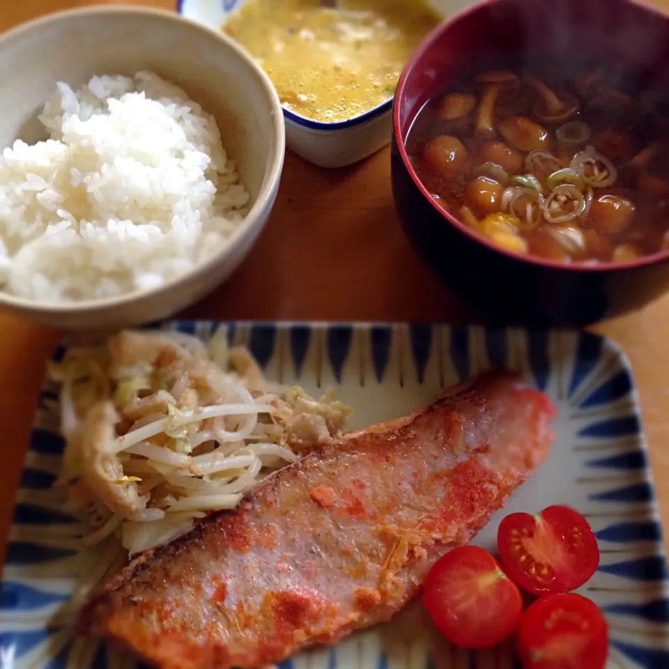 甘鯛の明太漬けにモヤシ・キャベツ・お揚げのゴマ和え。本日のお味噌汁はナメコ♫|こなちゅんさん