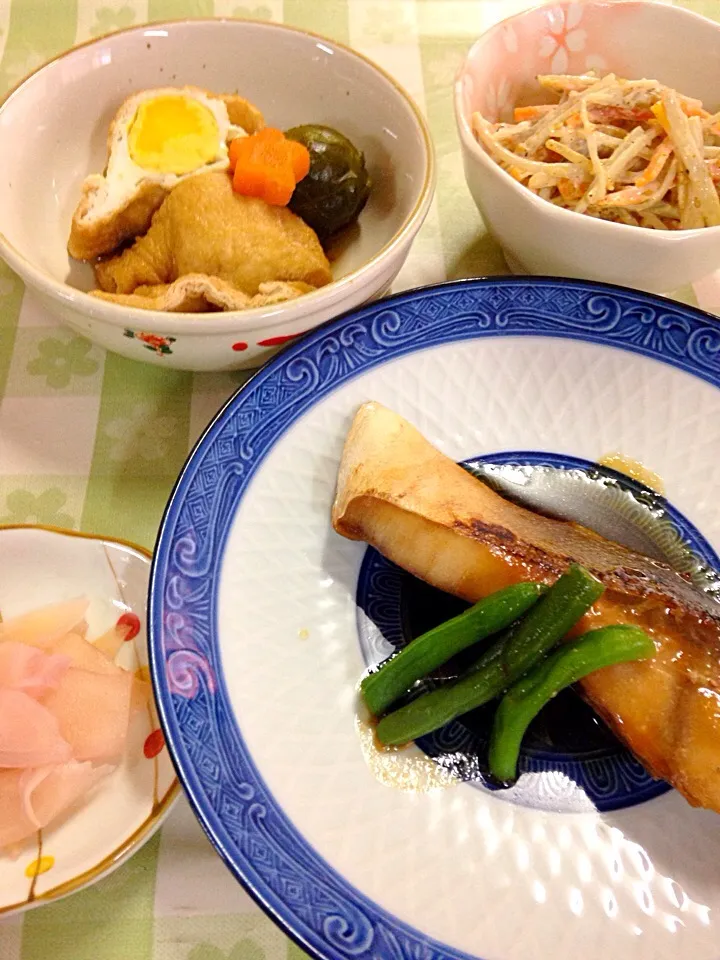 ブリの照り焼き、ゴボウサラダ、袋煮|もちもちさん