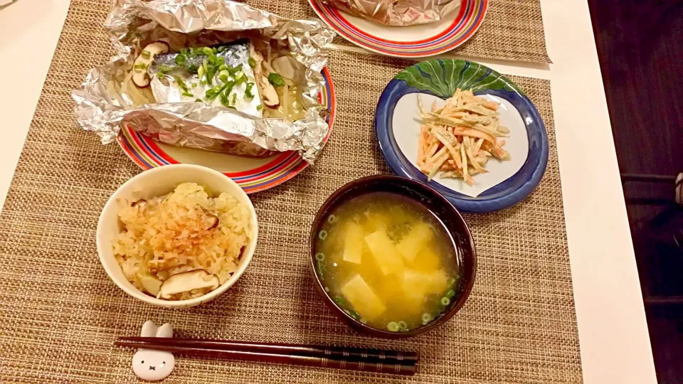 今日の夕食　鯖の塩麹蒸し、ごぼうサラダ、ごぼうの炊き込みご飯、豆腐とわかめの味噌汁|pinknari🐰🌈さん