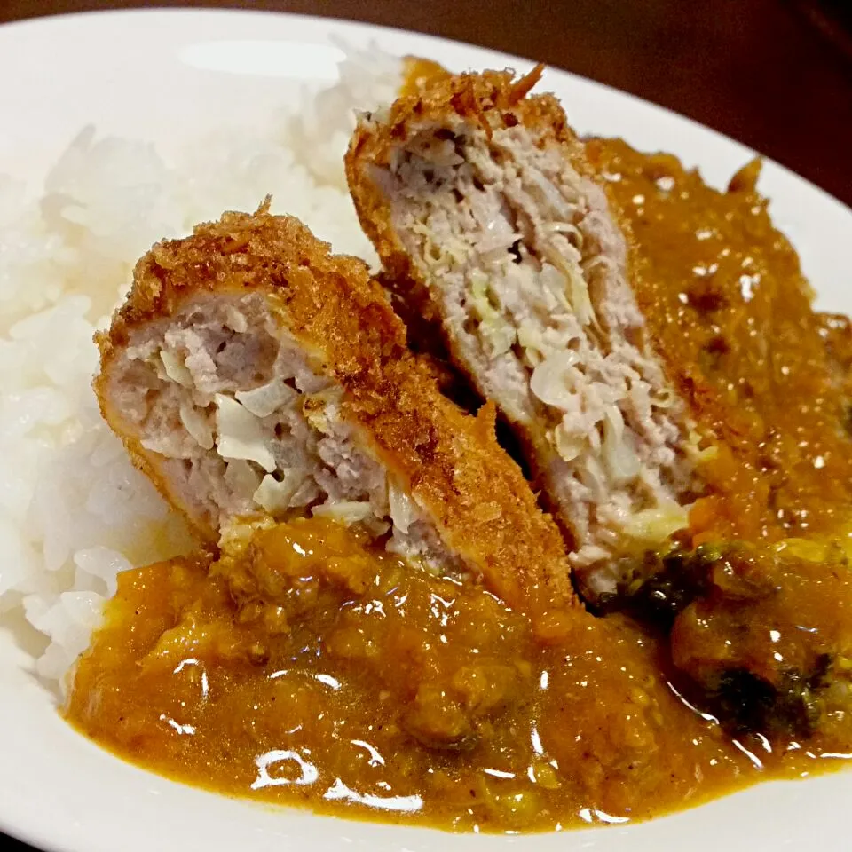 キャベツメンチカツのカレー丼|ふりるさん