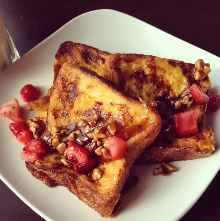 French toast w/ caramelized nuts and berry sauce|Sakiさん