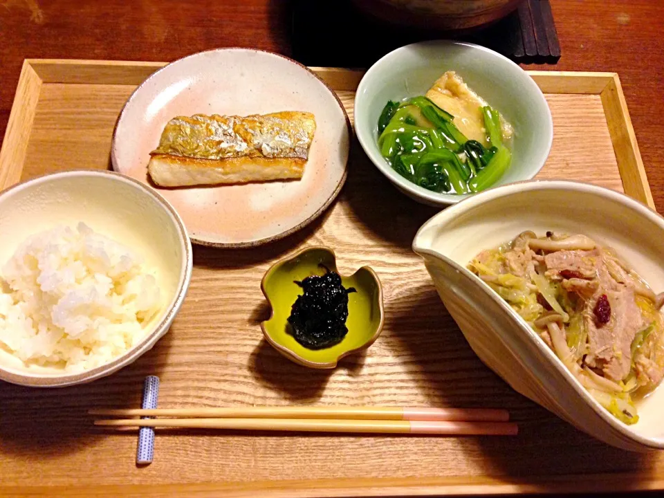 Snapdishの料理写真:今日の晩ご飯は冷蔵庫のあり合わせ。    🍴鰆のハラス塩焼き 🍴豚バラと白菜、シメジ、春雨のナンプラー煮 🍴生協の10種類の具材入りいなりと小松菜の炊いたん 🍴ゴハンと海苔の佃煮  冷食大活躍😅|frannyさん