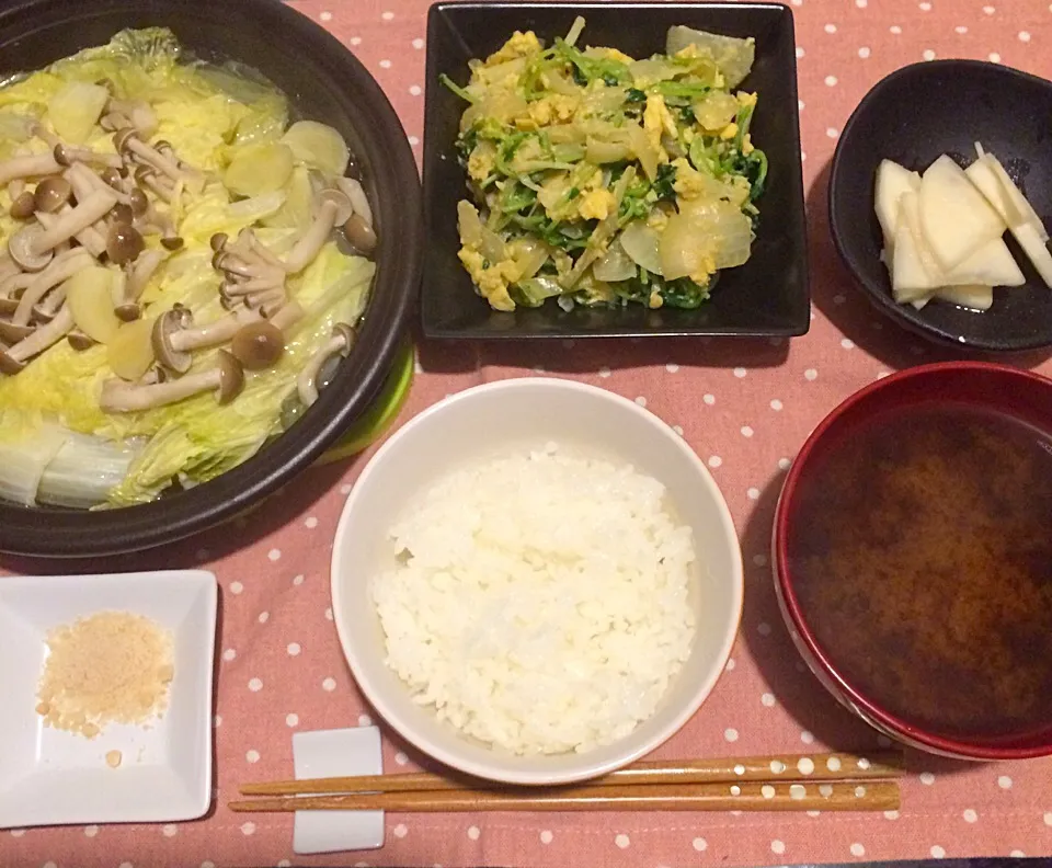 白菜と鶏肩肉としめじのタジン蒸し、豆苗炒め、大根の梅酢漬け、アサリと生姜の味噌汁。|Snack PIYOさん