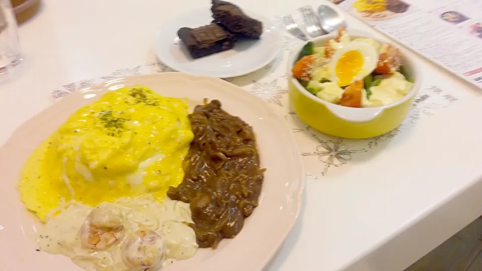 二種類のソースのオムライスとシーザーサラダと焼きチョコ🍫
オムライスのブラウンビーフソースにはチョコ🍫が入っています|松浦あつ子さん