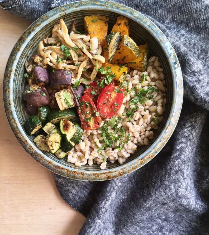 Barley and roasted vegetables grain bowl|coxiella24さん