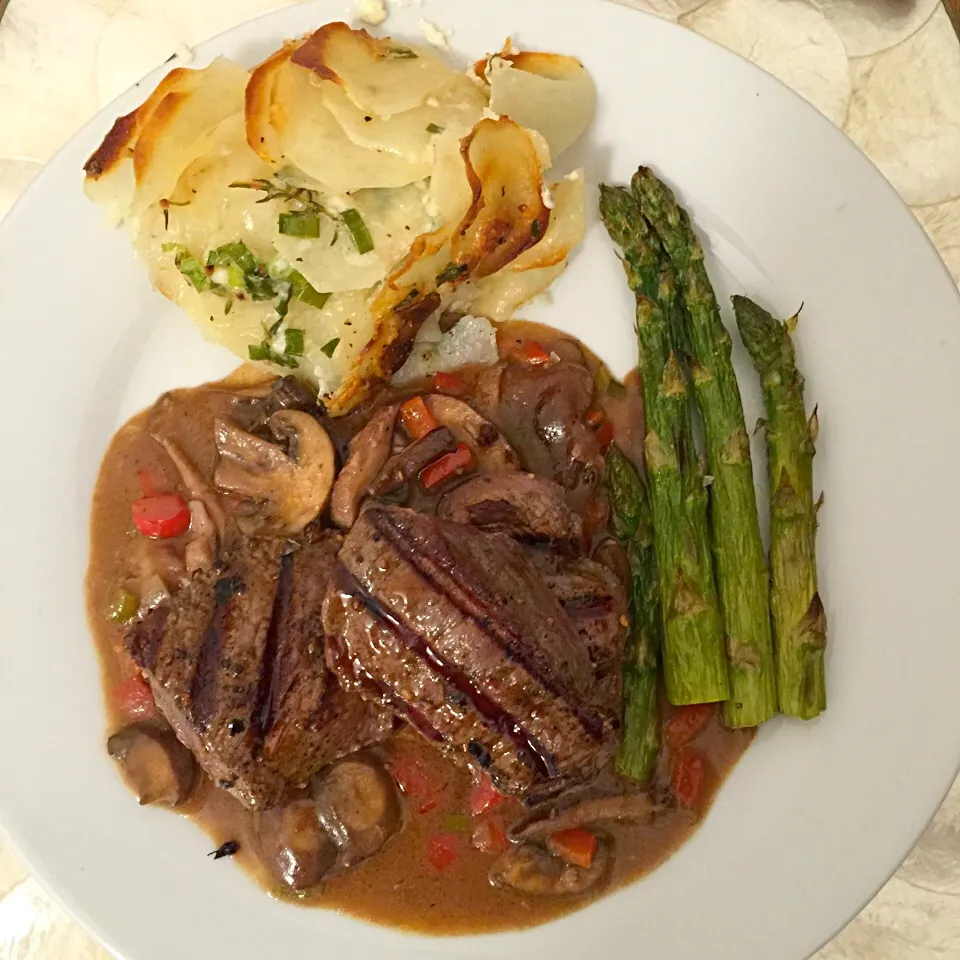 Venison medallions with potatoes gratin and broiled asparagus|Gareth Priceさん