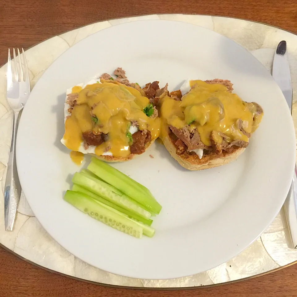 Snapdishの料理写真:Leftover Peking duck Benedict with hoisin Hollandaise. Had a great duck tasting menu at Decoy and made this with the leftovers.|Gareth Priceさん