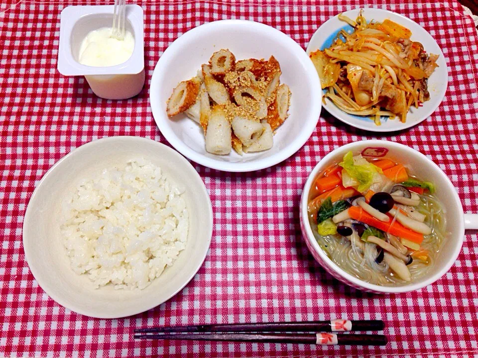 今日の朝ごはん🐑 残り物レシピ😂 豚キムチ ちくわの胡麻和え 野菜スープ春雨|みかげさん