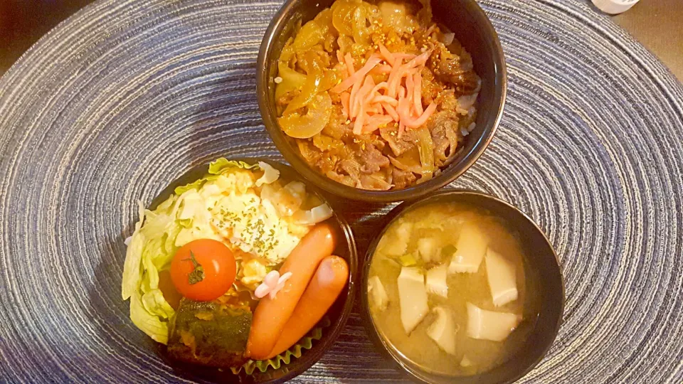 お弁当。牛丼とタルタルサラダと南瓜の炊いたんとウインナーとお味噌汁。|エリカさん