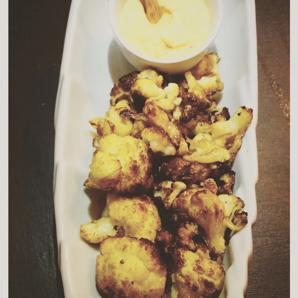 Fried Cauliflower with Harissa Tahini Sauce|Recipe Nomadさん