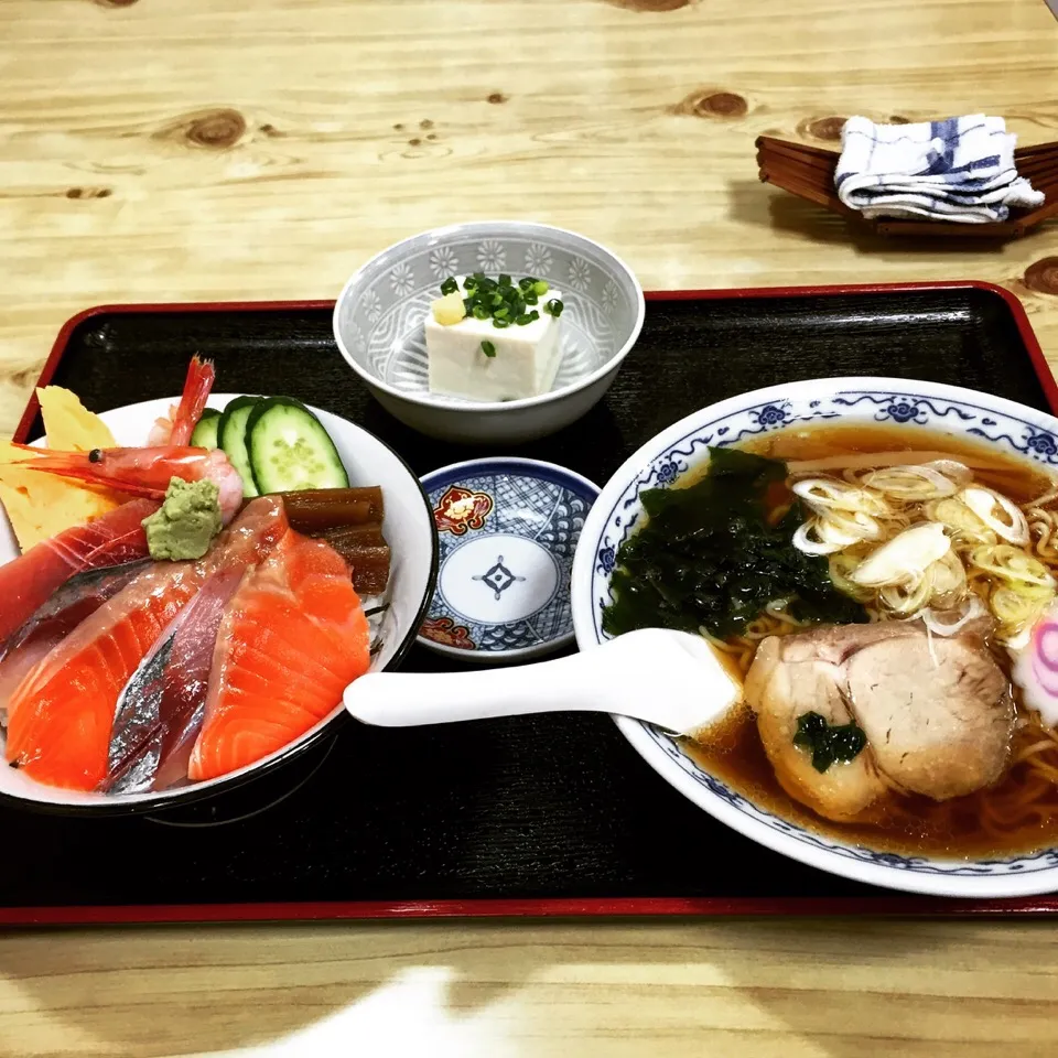 夢の共演✨
ラーメンと海鮮丼のセットであります🍜😁🐟|ラー山さん