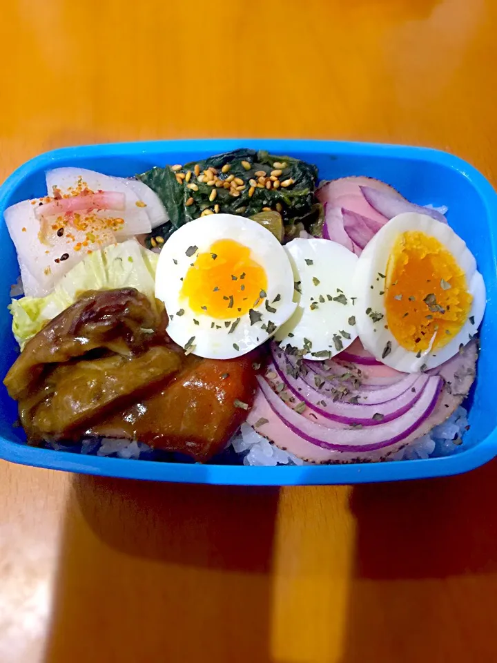 パパお弁当🍱  チキンカレー煮  パストラミハム  半熟卵  ほうれん草の胡麻和え  大根の漬物  白菜の浅漬け  紫玉ねぎスライス|ch＊K*∀o(^^*)♪さん