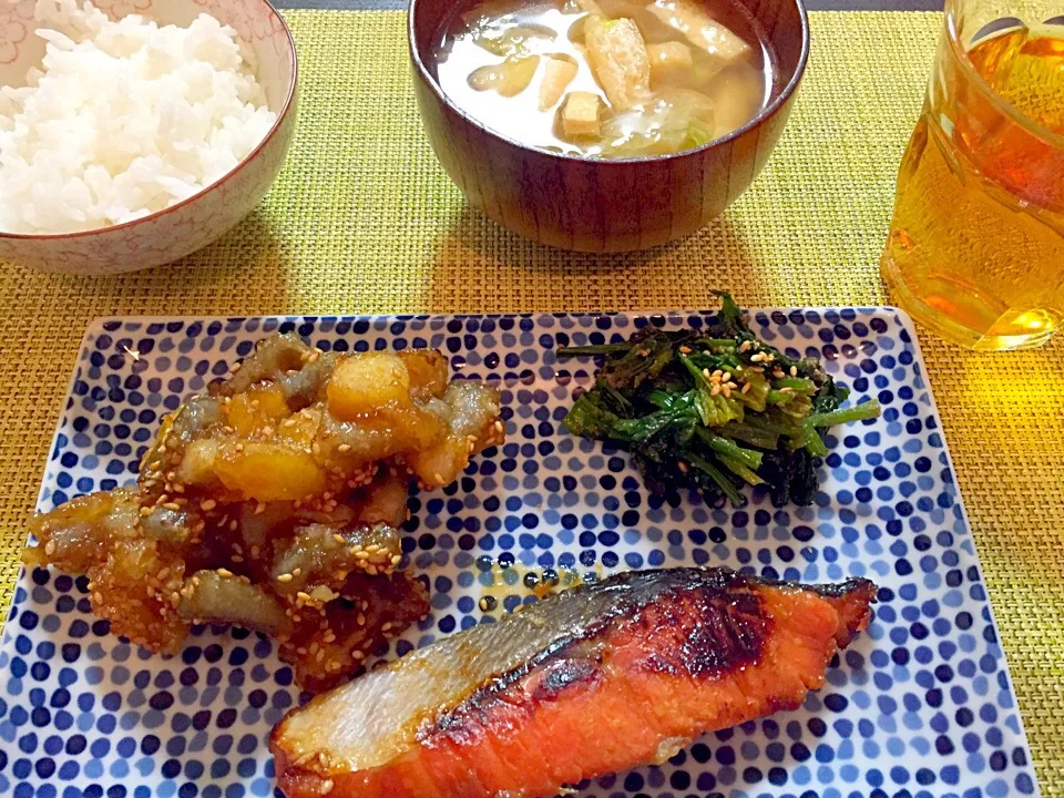 和定食🇯🇵   鮭の味噌漬け焼き、レンコンとサツマイモの甘酢餡焼き、ほうれん草のごま和え、白菜とお揚げさんのお味噌汁、|Akiko Furukawaさん