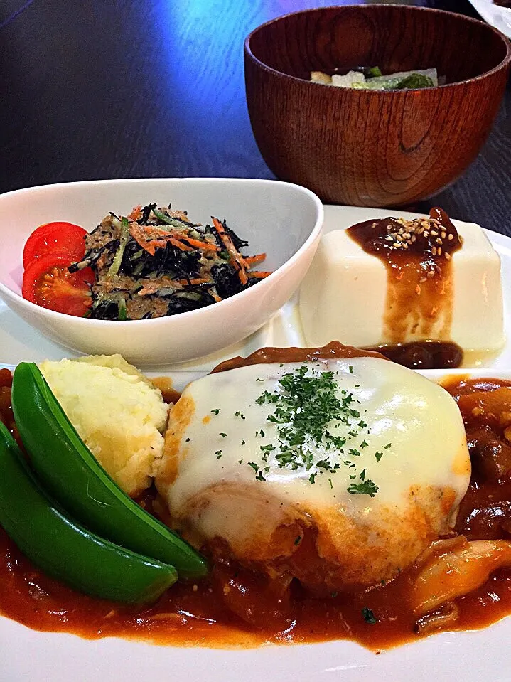 ⭐️煮込みチーズハンバーグ
⭐️豆腐のくるみ味噌掛け
⭐️ひじきのサラダ
⭐️大根と小松菜の味噌汁|よっちぃさん