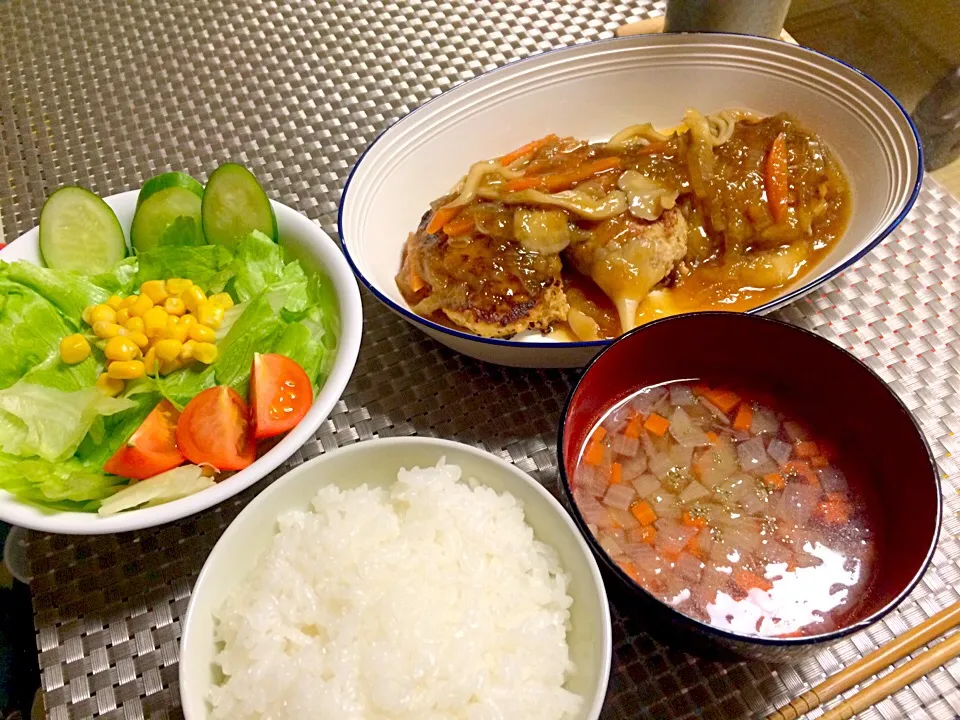 今日の夜ごはん

☆豆腐ハンバーグ キノコおろし餡かけ
☆サラダ
☆スープ
☆がっつりご飯😂

豆腐ハンバーグ美味しすぎて、白ご飯たいらげてしまった💦|えりえいたさん