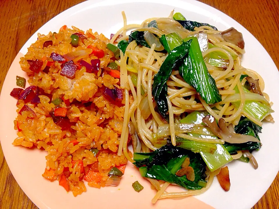 Snapdishの料理写真:本当に 余り物ご飯
チキンライス
小松菜とキノコの和風パスタ|Naomi.fさん