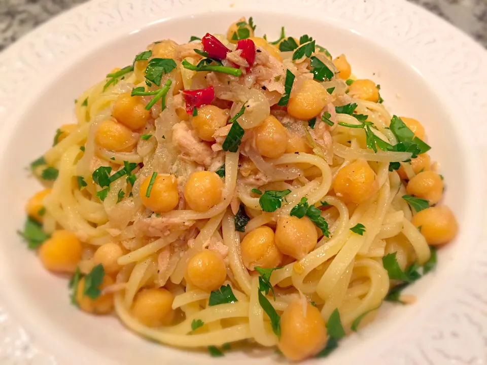 Linguine "De Cecco" in bianco al Tonno e Ceci piccanti! #chef #dinner #home #food #pornfood #pasta #linguine #italiandishes #delicius|Fabio  Palmieriさん