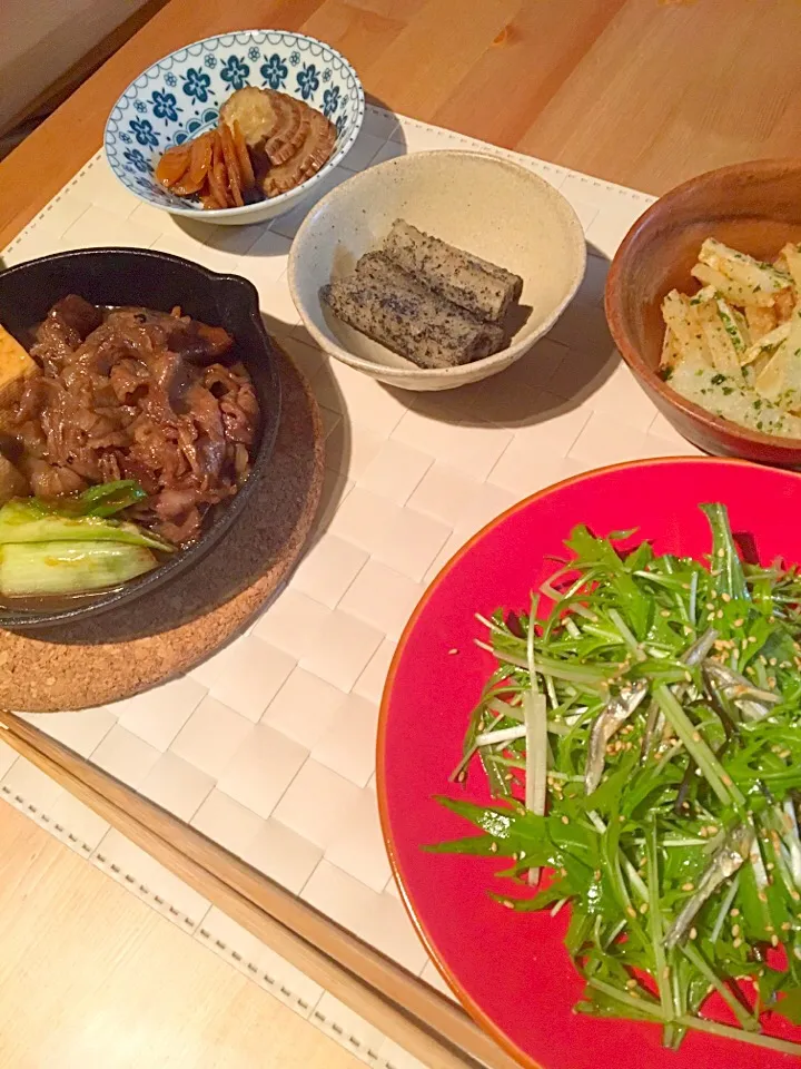 Snapdishの料理写真:晩ごはん🍴
肉豆腐
フライド大根
水菜のナムル
ごぼう黒ごま和え|ba.a.ba_キッチンさん