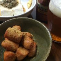 カリーヴルスト
ドイツのB級グルメだそうです。
茹でたウィンナーにカレー粉、ウスターソース、ケチャップで作ったソースを絡めて、仕上げにカレー粉を振ります。
今日はカレー粉がなかったので、クミンで代用しました。f^_^;