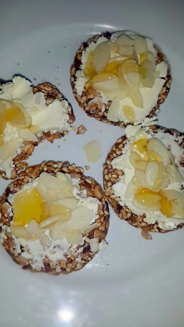 cayenne seed crackers with cream cheese, almonds and honey|Barberttさん