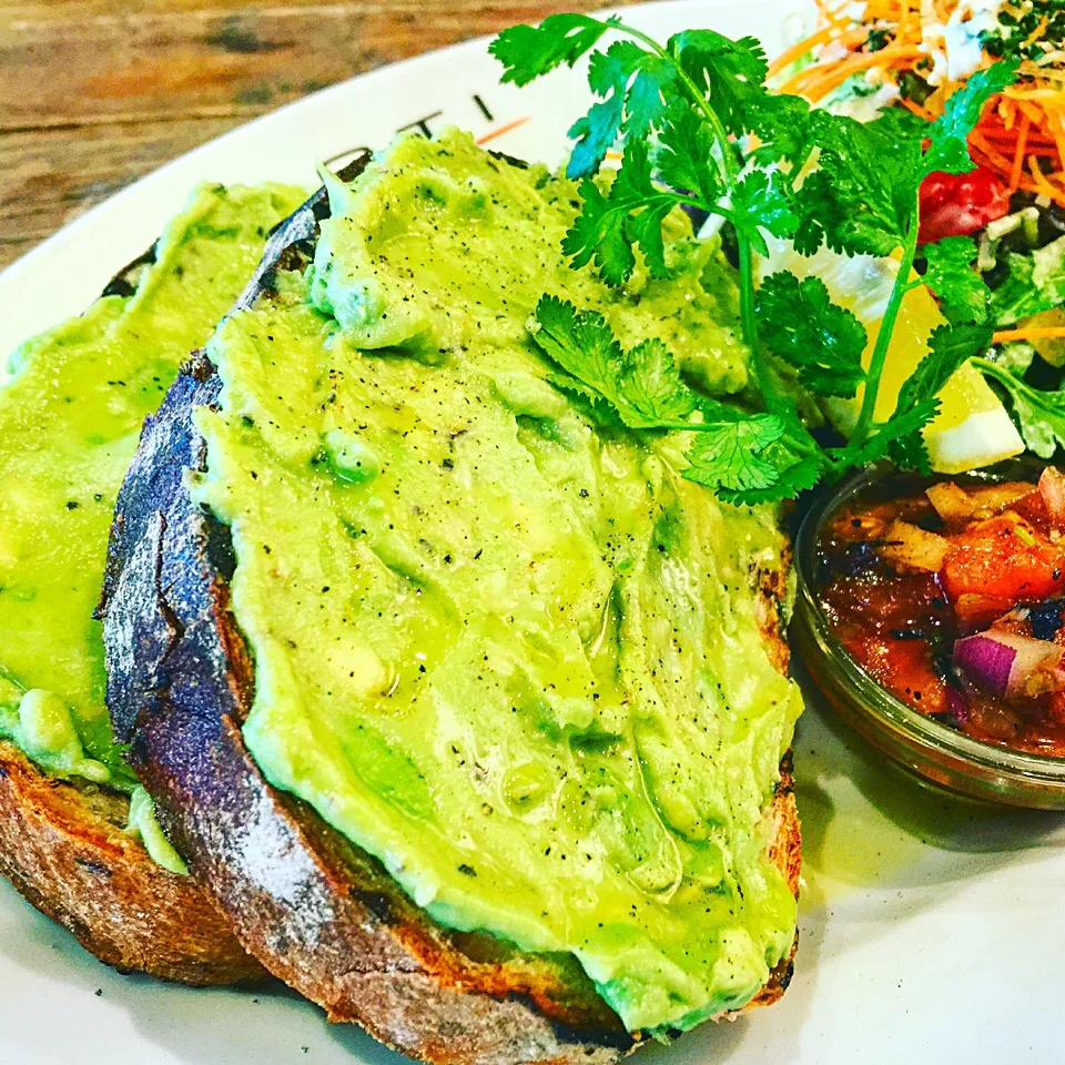 Avocado toast with fire roasted salsa and greens.|Hiroyuki Miyagiさん