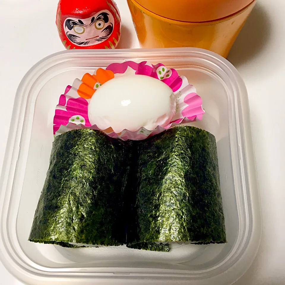 おにぎり、味付け玉子塩味、舞茸と豆腐とわかめの味噌汁|しーさん