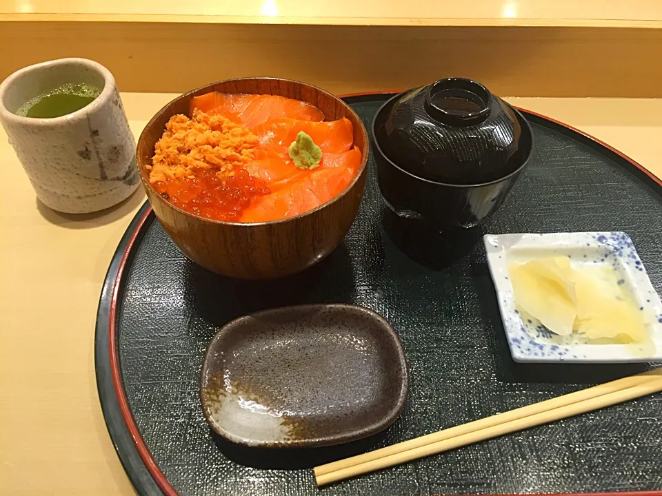 ホテルテトラ函館駅前の
朝食の海鮮丼|Isao Kataokaさん