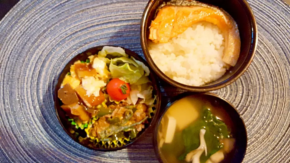 お弁当。鮭と豚ピーマンのみそマヨとすじこん卵と中華スープ。|エリカさん