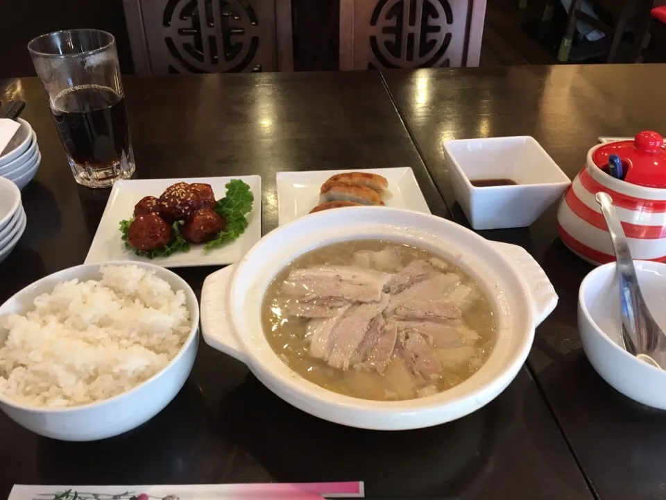 Snapdishの料理写真:酸菜湯500円ランチパスポート行使|PegaOさん