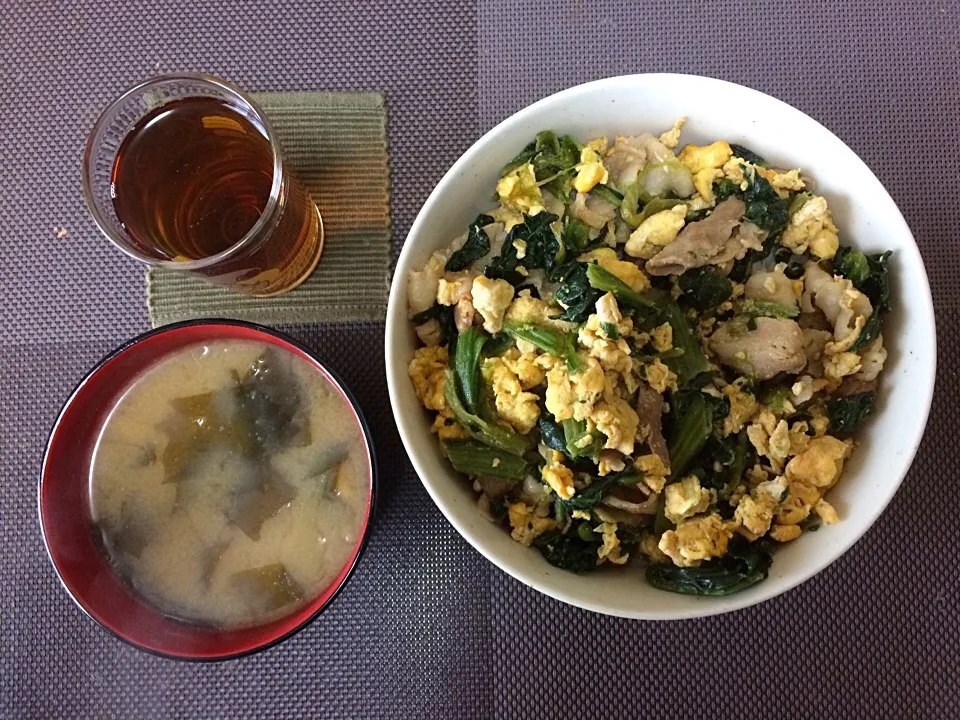 豚肉玉子炒め丼•味噌汁|ばーさんさん