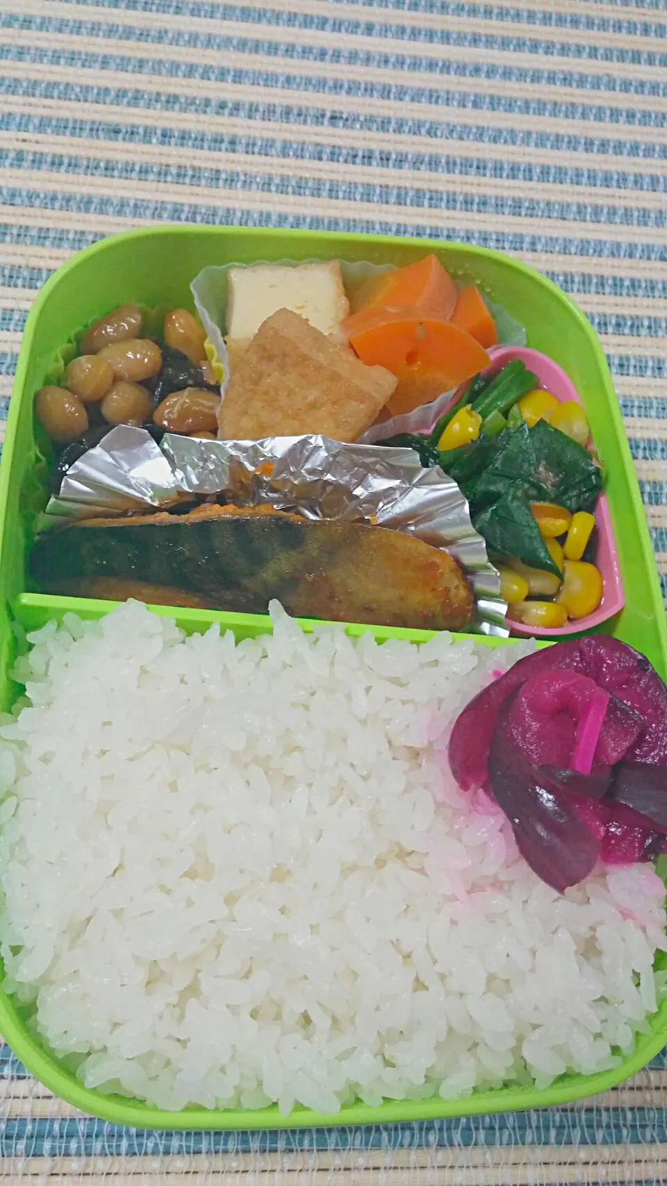 Snapdishの料理写真:旦那さんのお弁当
・鯖の味噌漬け焼き
・ほうれん草のコーンバター炒め
・煮豆
・厚揚げと人参の煮物|あぁちゃんさん