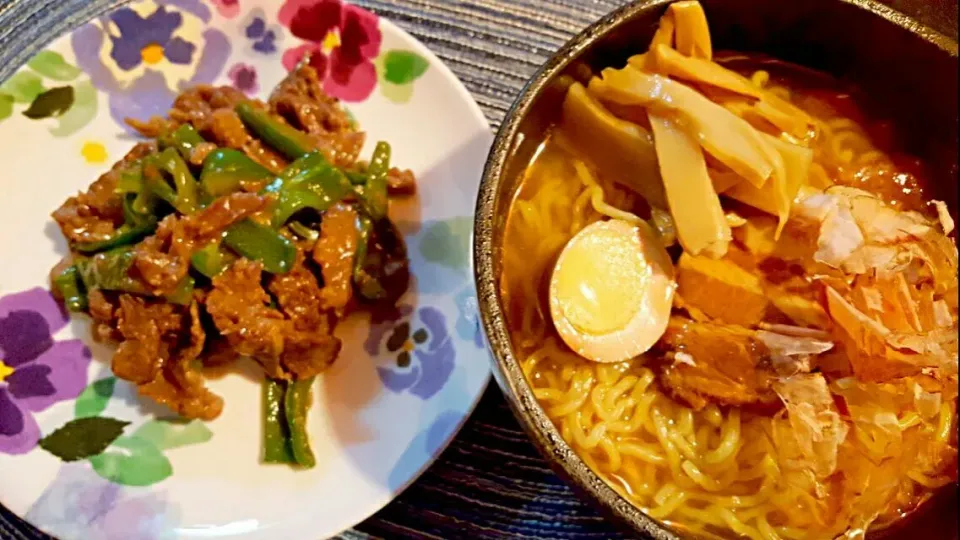 トマトラーメンとチンジャオロース風。|エリカさん