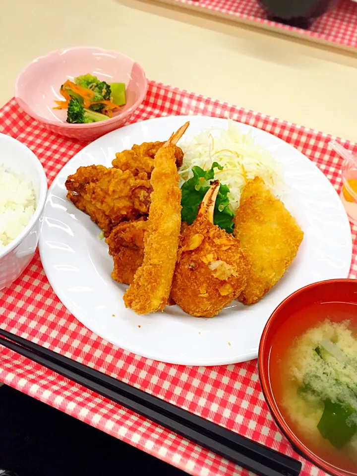 Snapdishの料理写真:本日の社食「mixフライとザンギ定食」|恭子さん